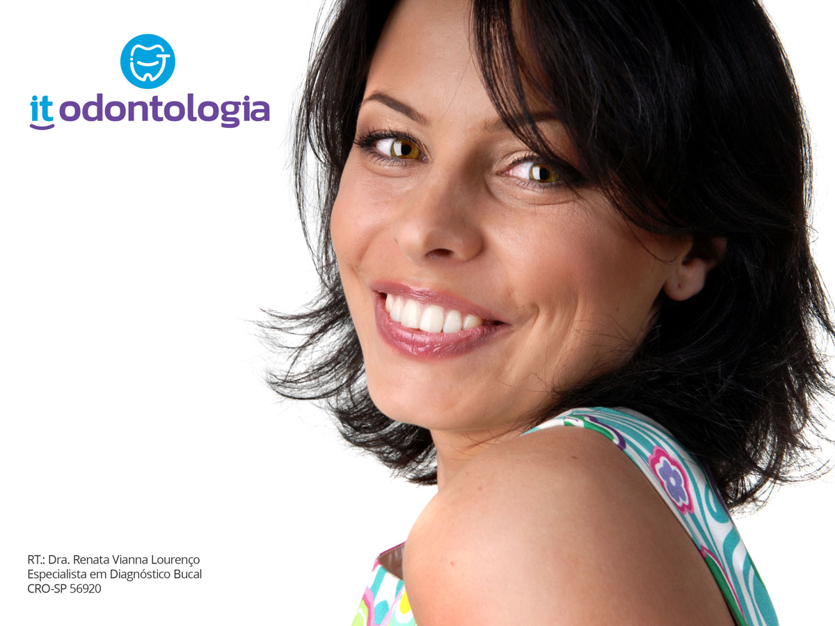 Paciente sorrindo mostrando os dentes clareados. Clareamento Dental: Dentes Claros Para Vida Toda com o Método Revolucionário da Dra. Renata