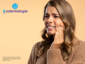 Mulher morena com aproximadamente 40 anos com a mão na mandíbula indicando dor de dente. Dor de Dente Não é Normal: A Abordagem Rápida e Assertiva da Dra. Renata para seu Alívio e Tratamento Definitivo na It Odontologia.