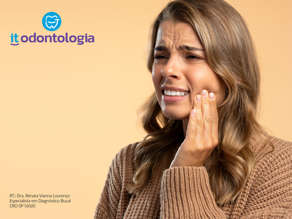 Mulher morena com aproximadamente 40 anos com a mão na mandíbula indicando dor de dente. Dor de Dente Não é Normal: A Abordagem Rápida e Assertiva da Dra. Renata para seu Alívio e Tratamento Definitivo na It Odontologia.
